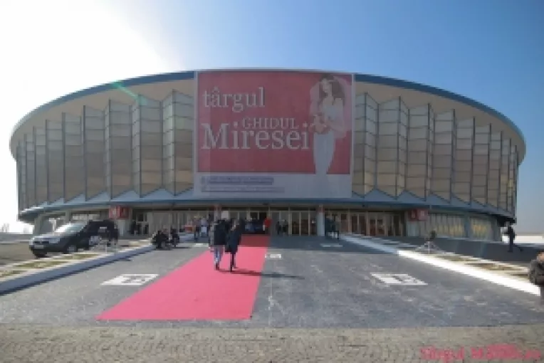 12 vedete feminine imbraca costume de ceremonie la Targul Ghidul Miresei!