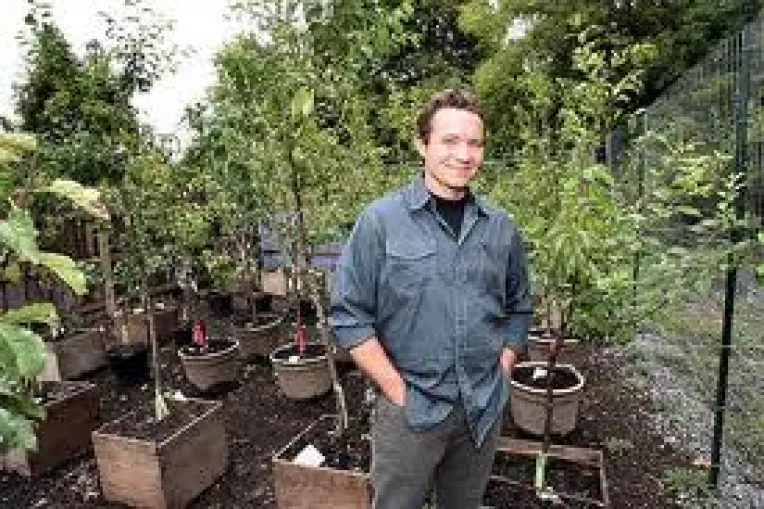 Americanul Sam Van Aken a creat un pom fructifer care face 40 de soiuri diferite de fructe 