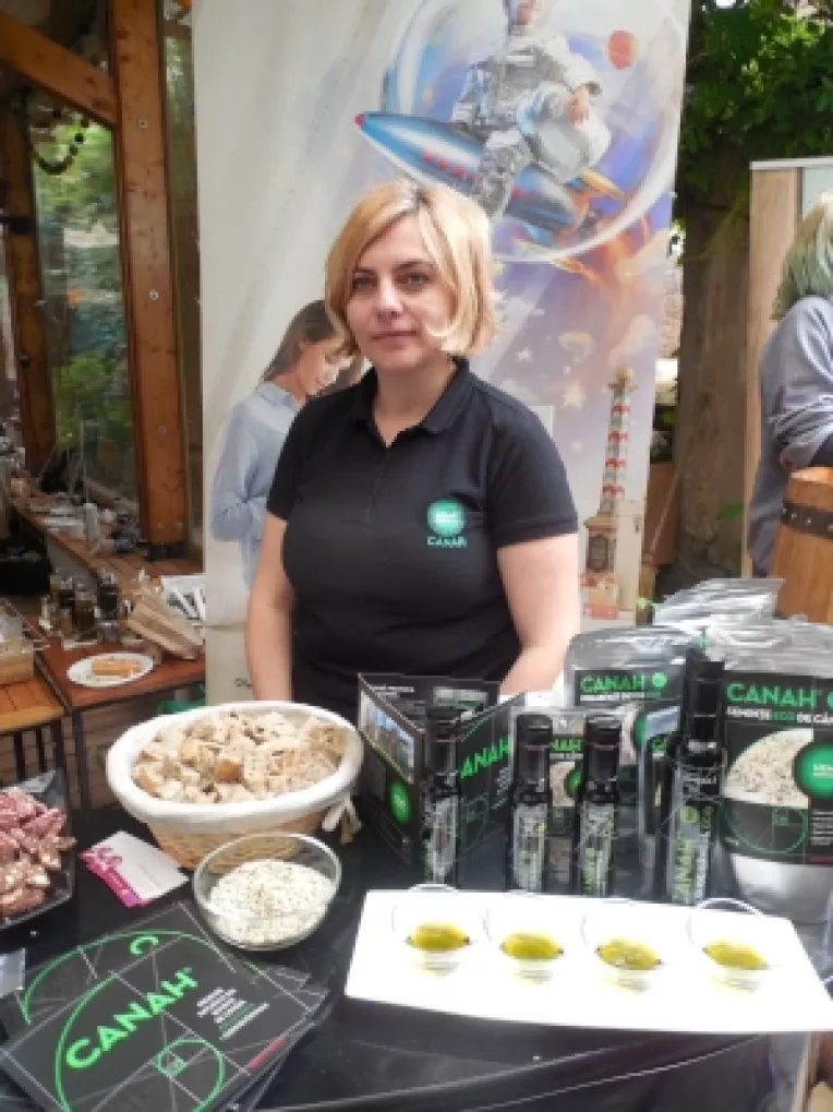 Andreea Derscanu, Social Media Executive la CANAH: Batoane eco cu seminte de canepa si seminte de canepa decorticate, la standul nostru de la Gradina Verona