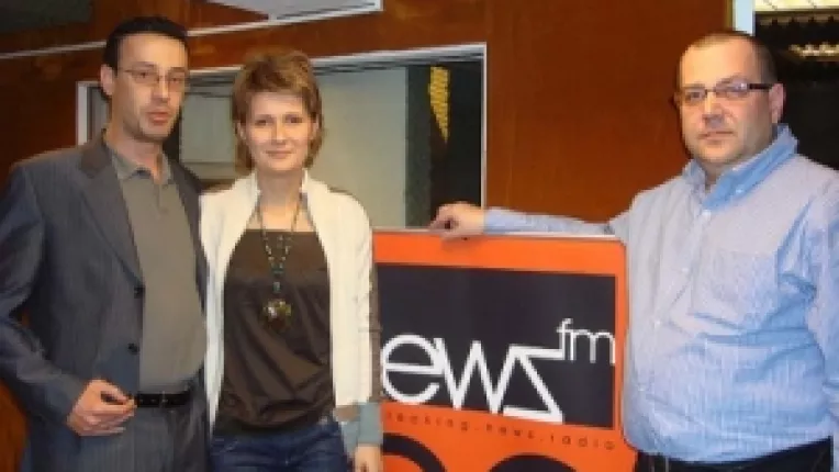 Antena 3: Profesionistul mass media Andrei Badin in culise, sociologul-papagal Marius Pieleanu in fata