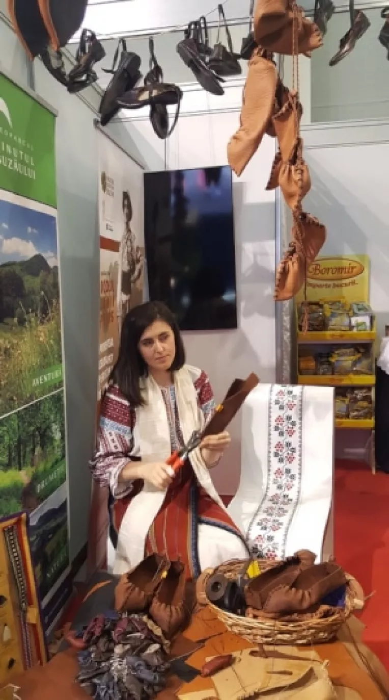 Aura Casaru, mester popular de la Zestrea Bisoceana, creeaza opinci din piele