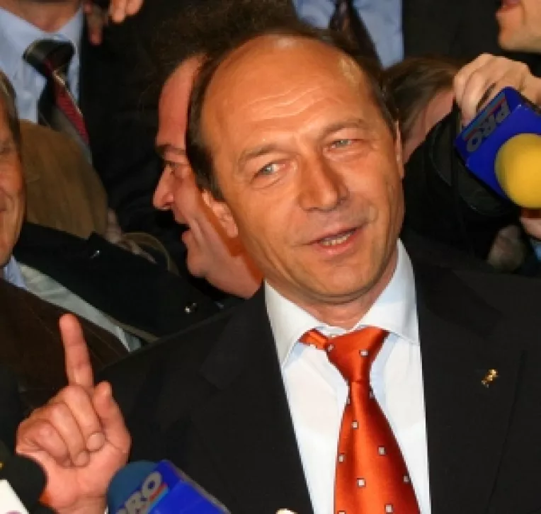 Basescu cheama Parlamentul in sedinta extraordinara pentru urmarirea penala a fostilor ministri