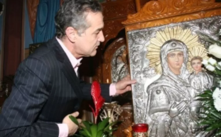 Becali s-a dus pe Muntele Athos cu 1 milion de euro pentru calugarii care-i poarta noroc 