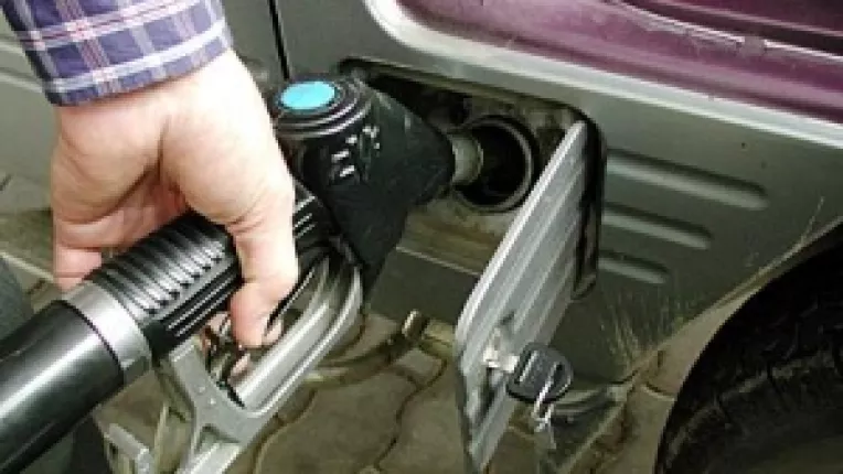 Benzina mai scumpa cu cinci bani pe litru