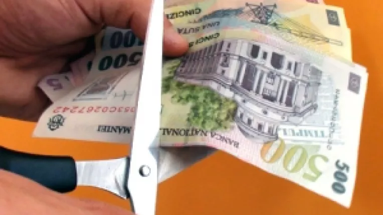 Boc da vestea buna ca salariile vor creste in 2011 cu 10% si vestea rea ca se elimina cel de-al 13-lea salariu. Basescu taie vestea buna de pe lista