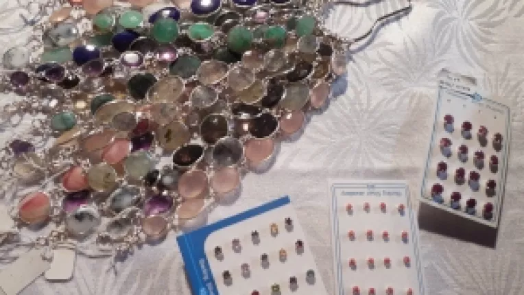 Carmen Bere: "Bratari din argint cu pietre pretioase, la targul traditional organizat in curtea Muzeului Taranului Roman!"