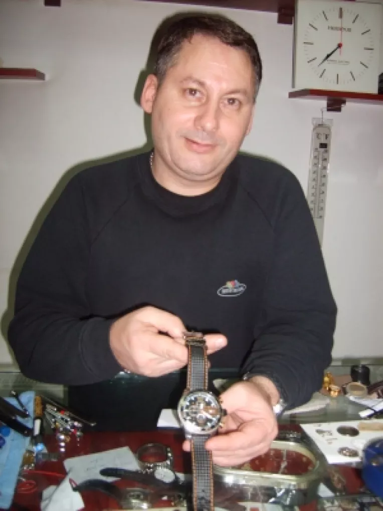 Catalin Ion Vardianu, "ceasornicarul vedetelor", canta in timpul liber la acordeon!