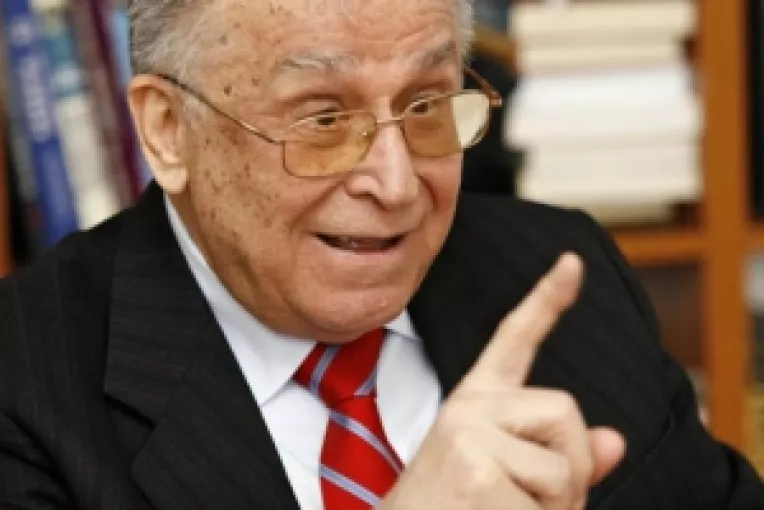 Celor care isi serbeaza in 7 Ianuarie onomastica, Ion Iliescu le ureaza:  "Sa aiba taria de a trece cu bine peste greutati"