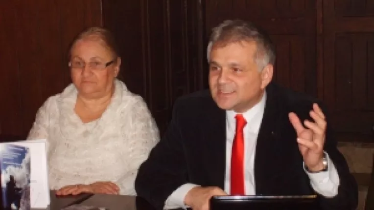 Christian Ciocan vrea ca banii obtinuti in urma vanzarii cartii sale sa ajunga la un camin de batrani sau de copii