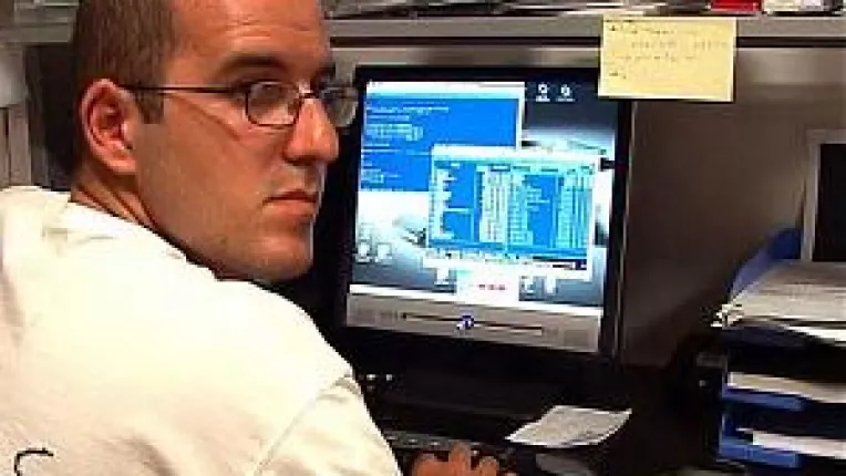 Condamnat pentru santaj informatic.