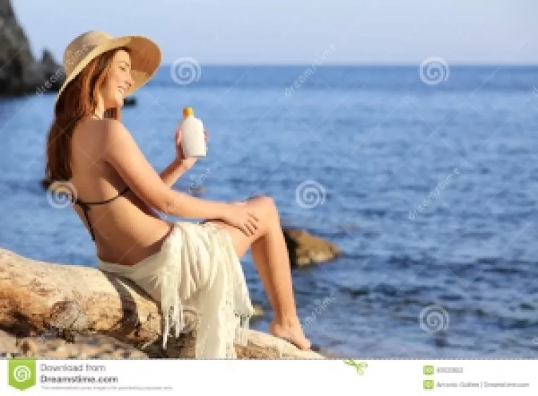 Crema de protectie solara trebuie folosita chiar si in apa, cand inotam