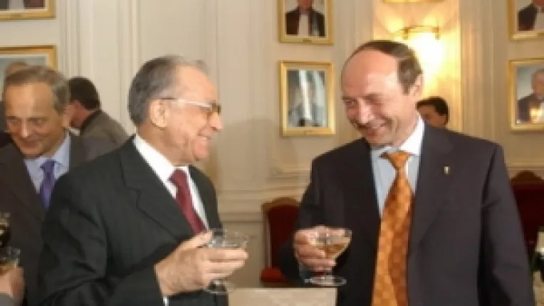 De Sf. Ion: Traian Basescu i-a trimis lui Ion Iliescu o felicitare si un buchet de trandafiri 