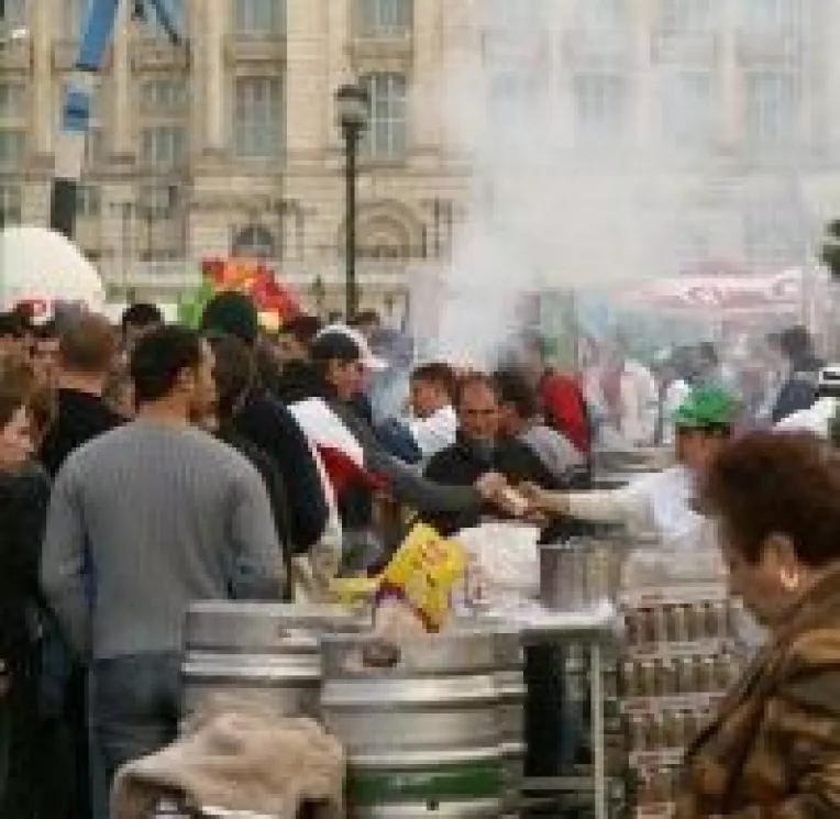 Discursuri electorale asezonate cu mici si bere, la serbarea PSD de 1 Mai