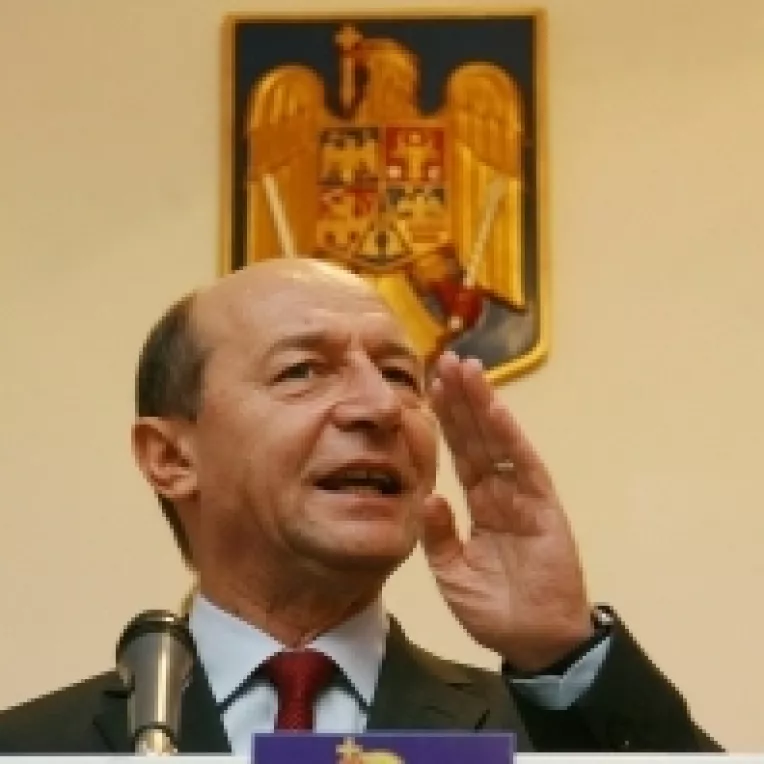 Dupa ce i-a criticat pe procurori, Basescu ii lauda pe jandarmi si pompieri
