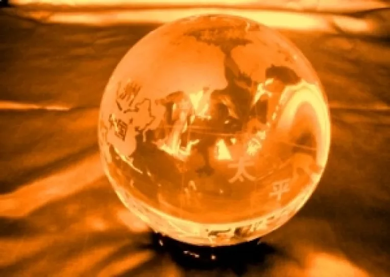 Florin Calinescu face globuri de sticla pentru vrajitoare