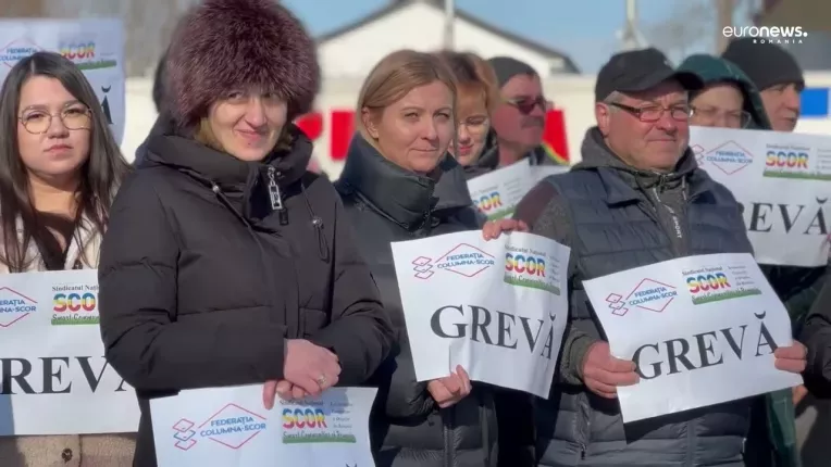 Functionarii din sute de primarii de comune din tara au facut greva de avertisment timp de doua ore