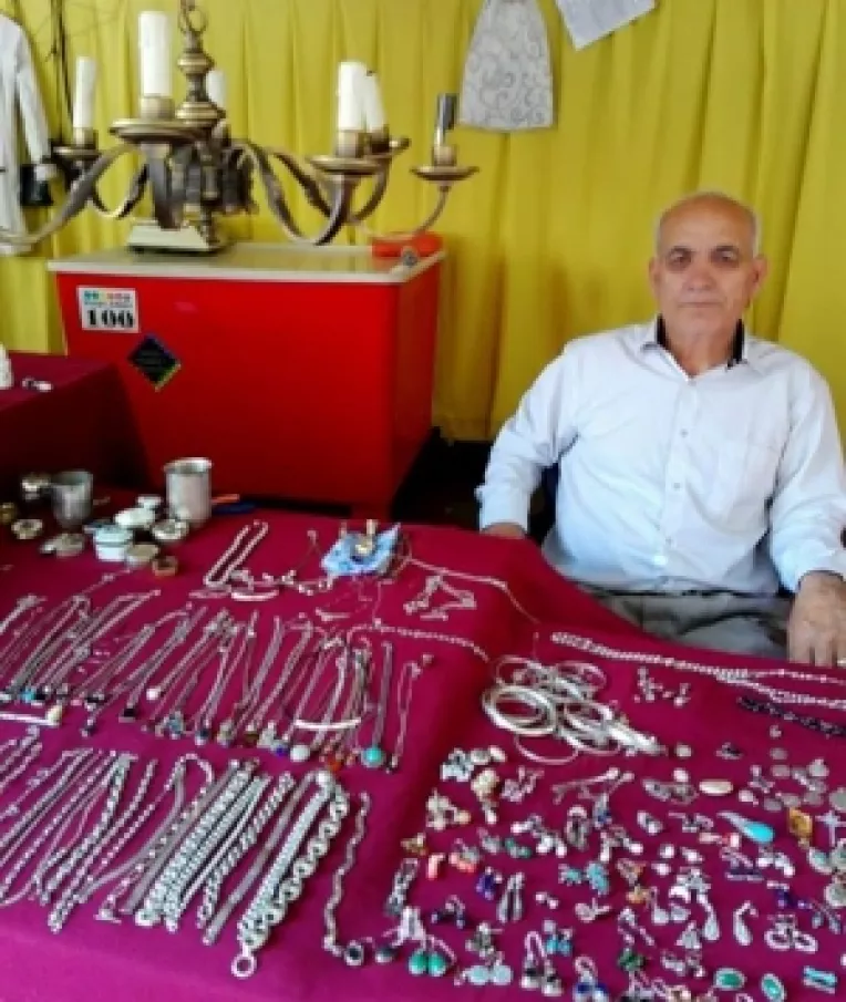 Ilie Bureata zis Marin Miliardaru': Antichitati, diamante, briliante si ceasuri vechi, la targul din Piata Amzei