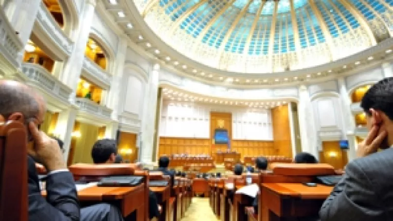 In plina criza economica: Prioritatea Guvernului este revizuirea Constitutiei. Economia, pe locul 2
