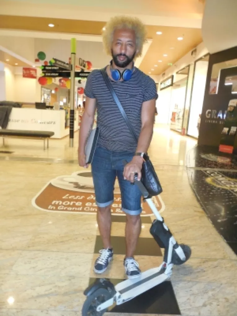 Kamara Ghedi de la Alb Negru a venit cu trotineta la avanpremiera filmului War Dogs: tipii cu arme