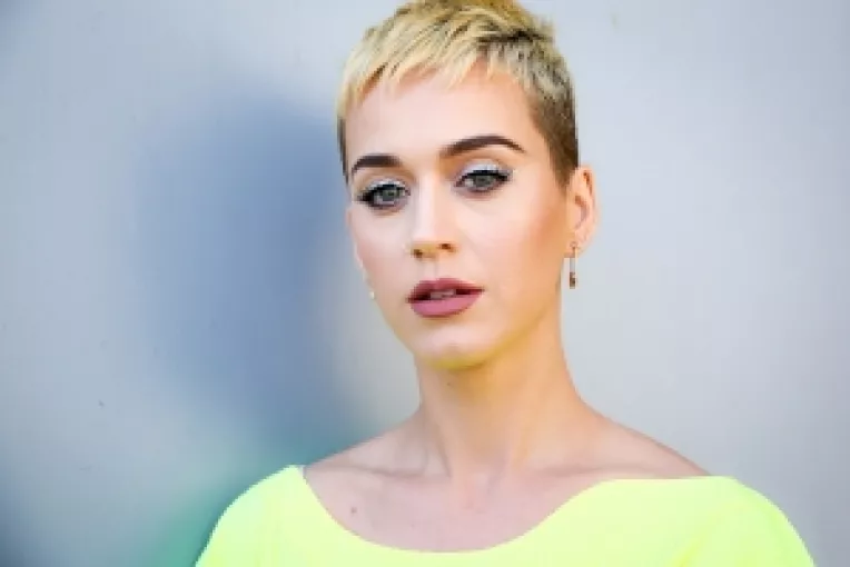 Katy Perry a primit 3 discuri de diamant si a stabilit un nou record