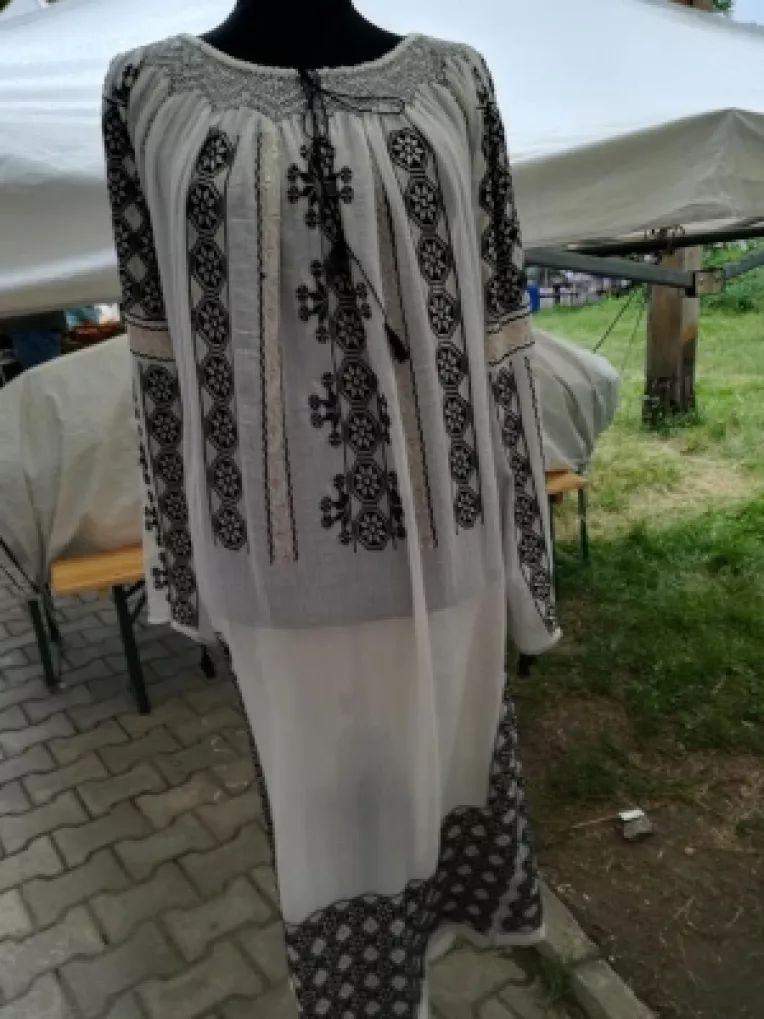 Maria Vitalis: La targurile de la MTR se cauta in special iile pentru copii, camasile de barbati si iile cu motive traditionale romanesti!