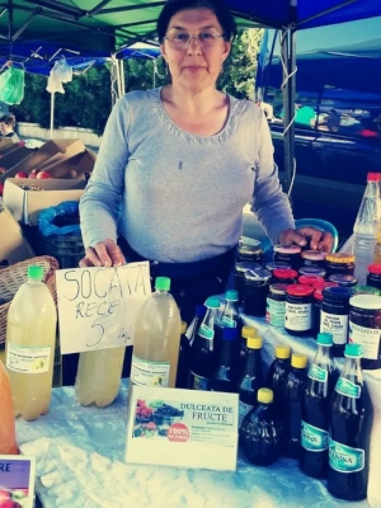Mioara Cotea din Voinesti, Dambovita: Cea mai cautata la targul de produse traditionale de la Academia Militara este dulceata de cirese!