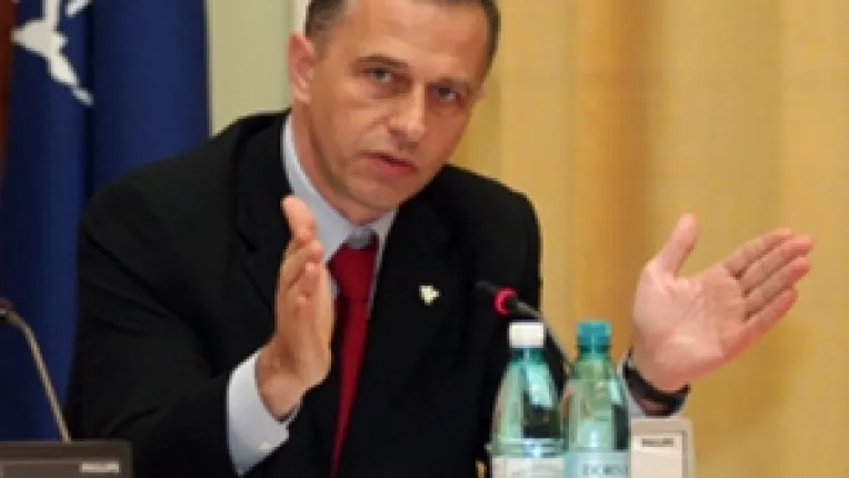 Mircea Geoana ii invita pe Mugur Isarescu si pe Sebastian Vladescu la o discutie