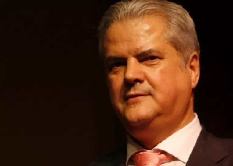 Pamfletarul Adrian Nastase il pune la punct pe prezentatorul B1 TV Radu Banciu: Ba, jigodie!