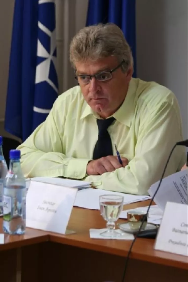 Secretarul municipiului cere incetarea suspendarii.