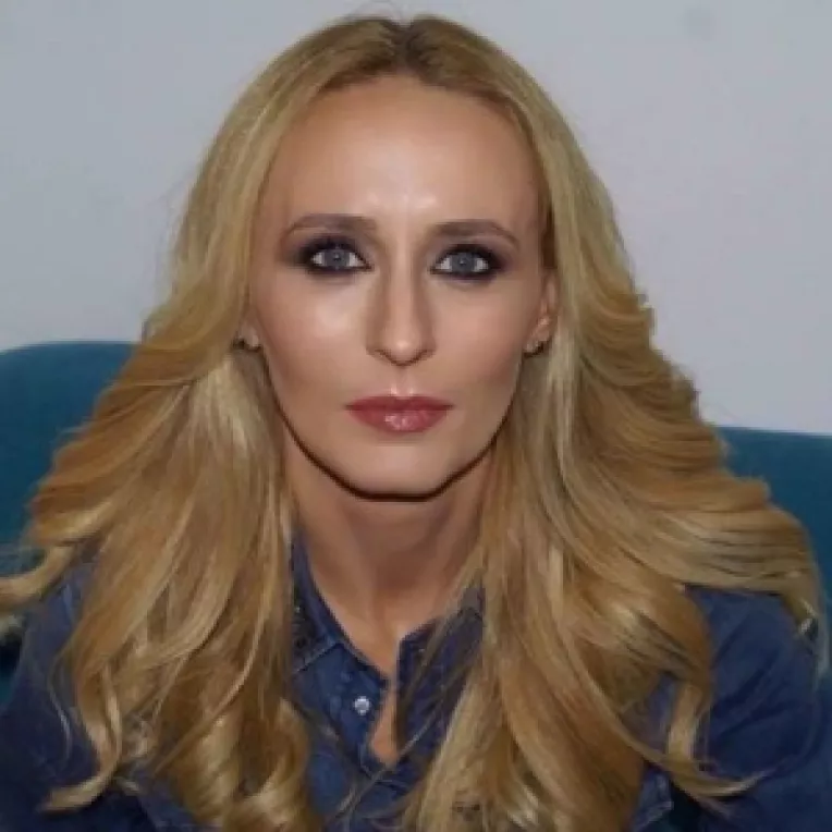 Sotia premierului Grindeanu este mult mai frumoasa si mai tanara decat sotia presedintelui Iohannis