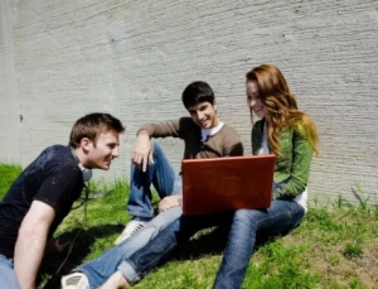 Un studiu de la Universitatea Wisconsin infirma legatura dintre folosirea retelelor sociale si depresia nervoasa